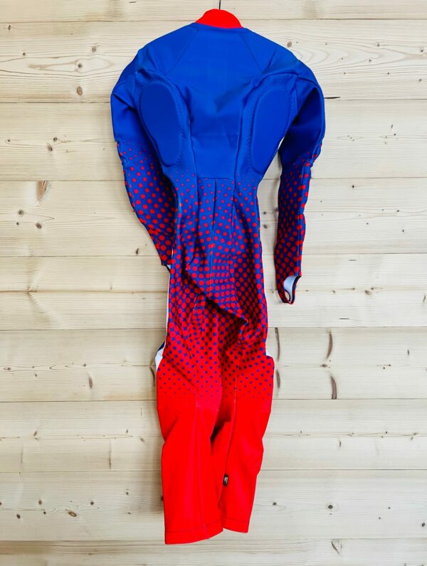 Combinaison bleu rouge pois avec protections – Image 2