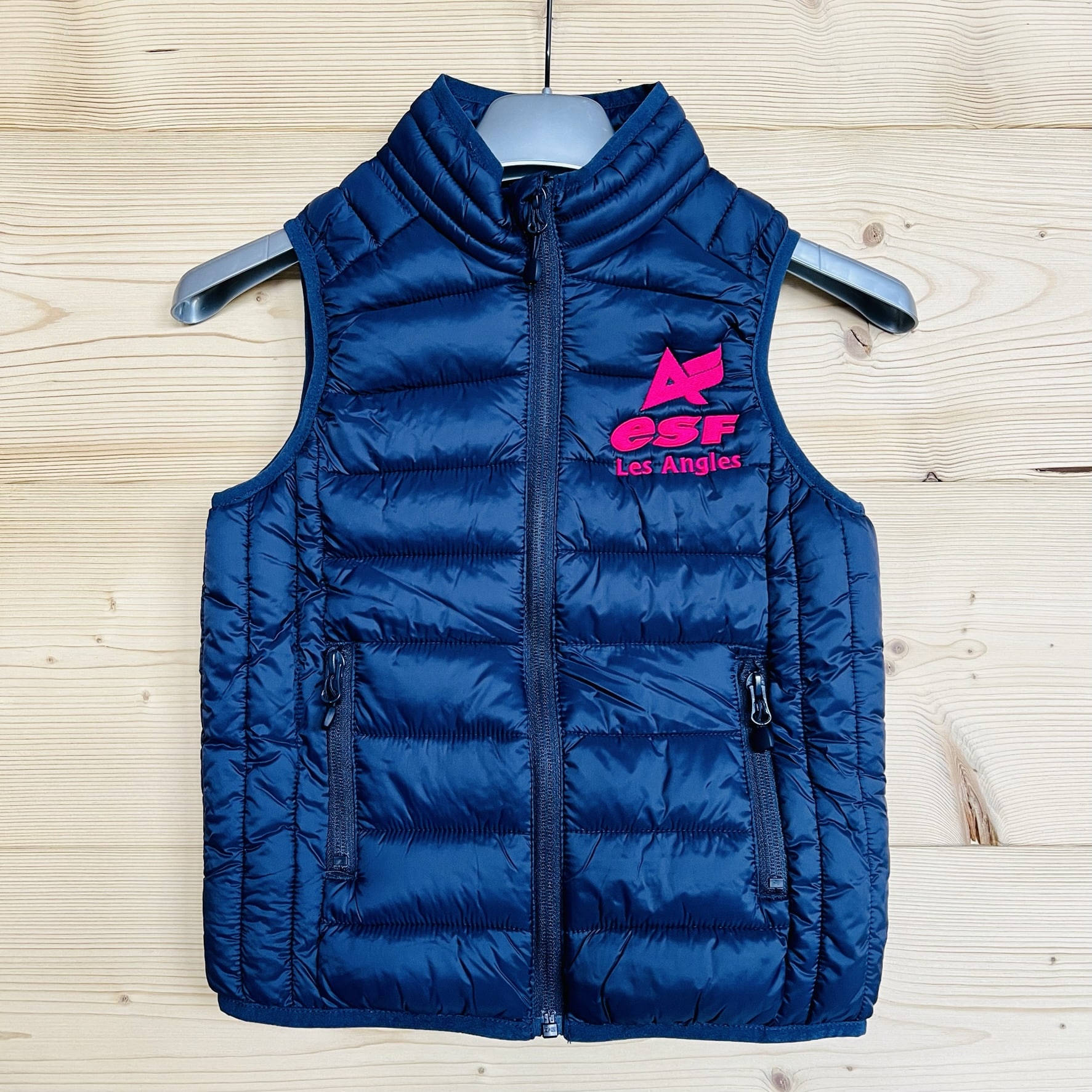 Doudoune sans manche bleu logo rose